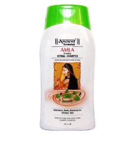 Le masque pour les cheveux des vitamines dans les ampoules contre la chute des cheveux